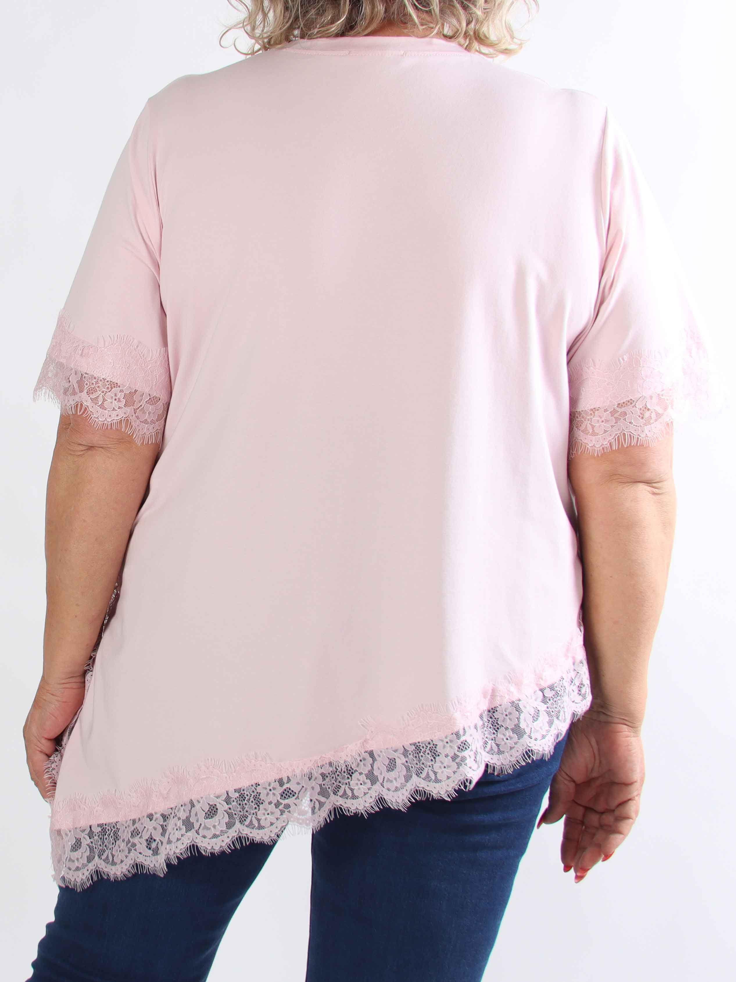 Nitza - Plus size t-shirt i bomuld med skråtskåret bund og elegante blondekanter